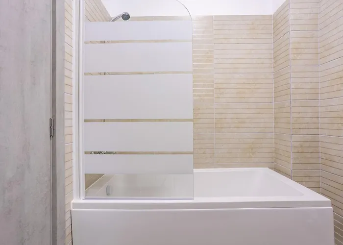 Unique Sapphire 33 * Βουκουρέστι